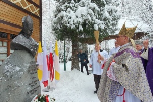 biskup miziński poświęca pomnik
